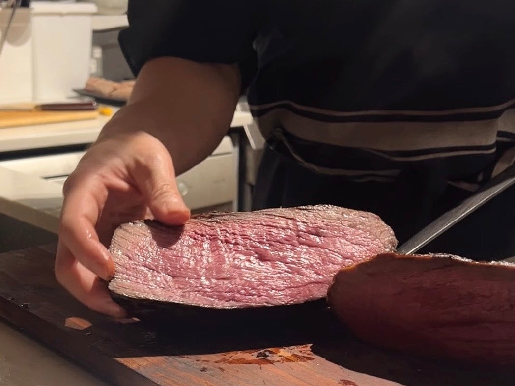 加载视频：Cutting Roast A5 Wagyu